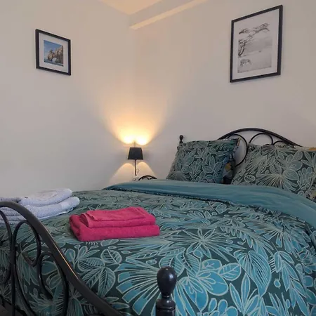 Au Petit Cafe בית נופש *