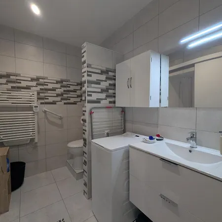 בית נופש Au Petit Cafe *