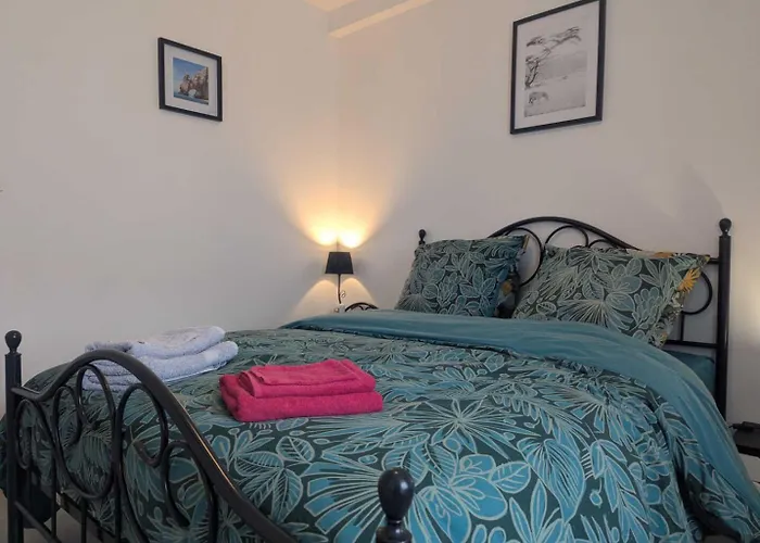 Au Petit Cafe בית נופש *