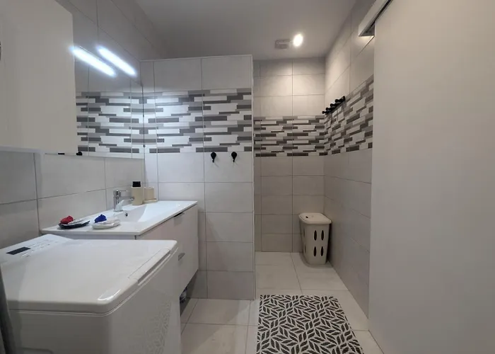 Au Petit Cafe בית נופש