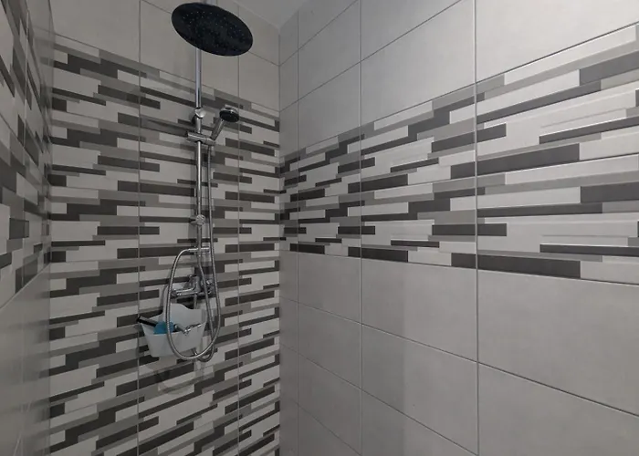 Au Petit Cafe בית נופש *